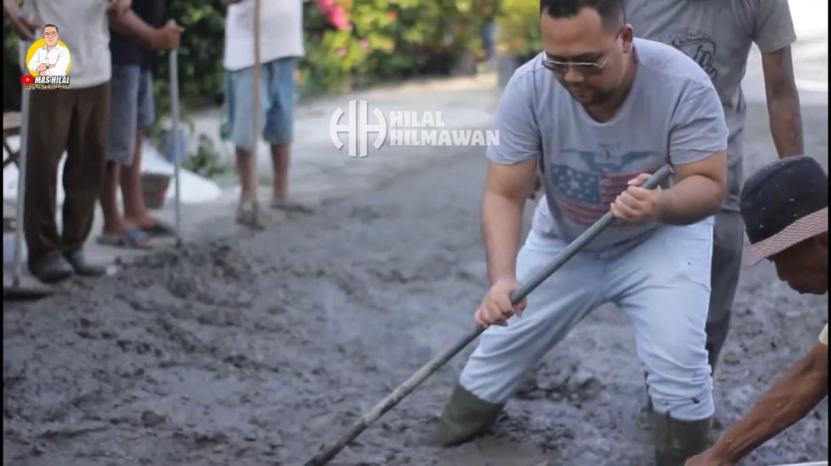Tingkatkan Kenyamanan Ibadah, Hilal Hilmawan Bersama Warga Gotong Royong Betonisasi Halaman Masjid Desa Langut